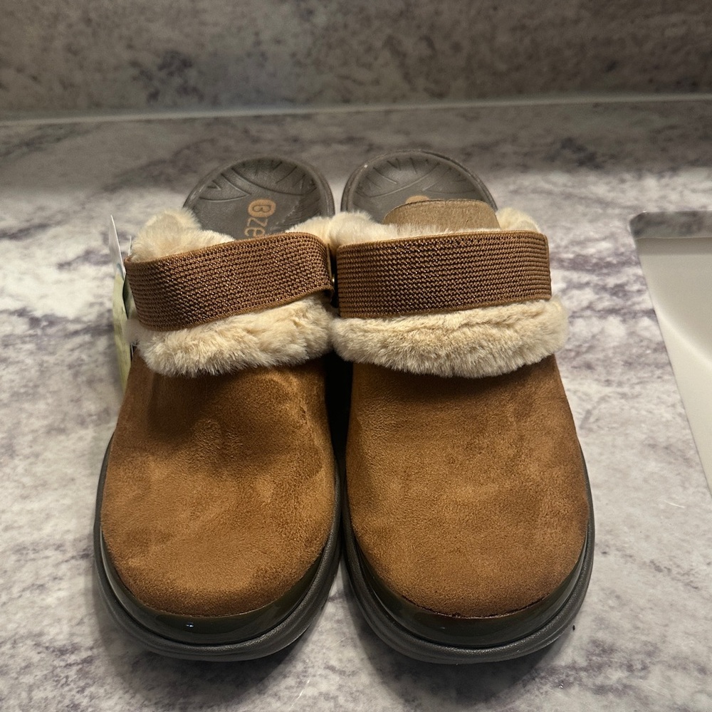 BZEES Kismet Women’s Clogs Mules Suede Slip-On Comfort Faux Fur Sz 7.5 Strap